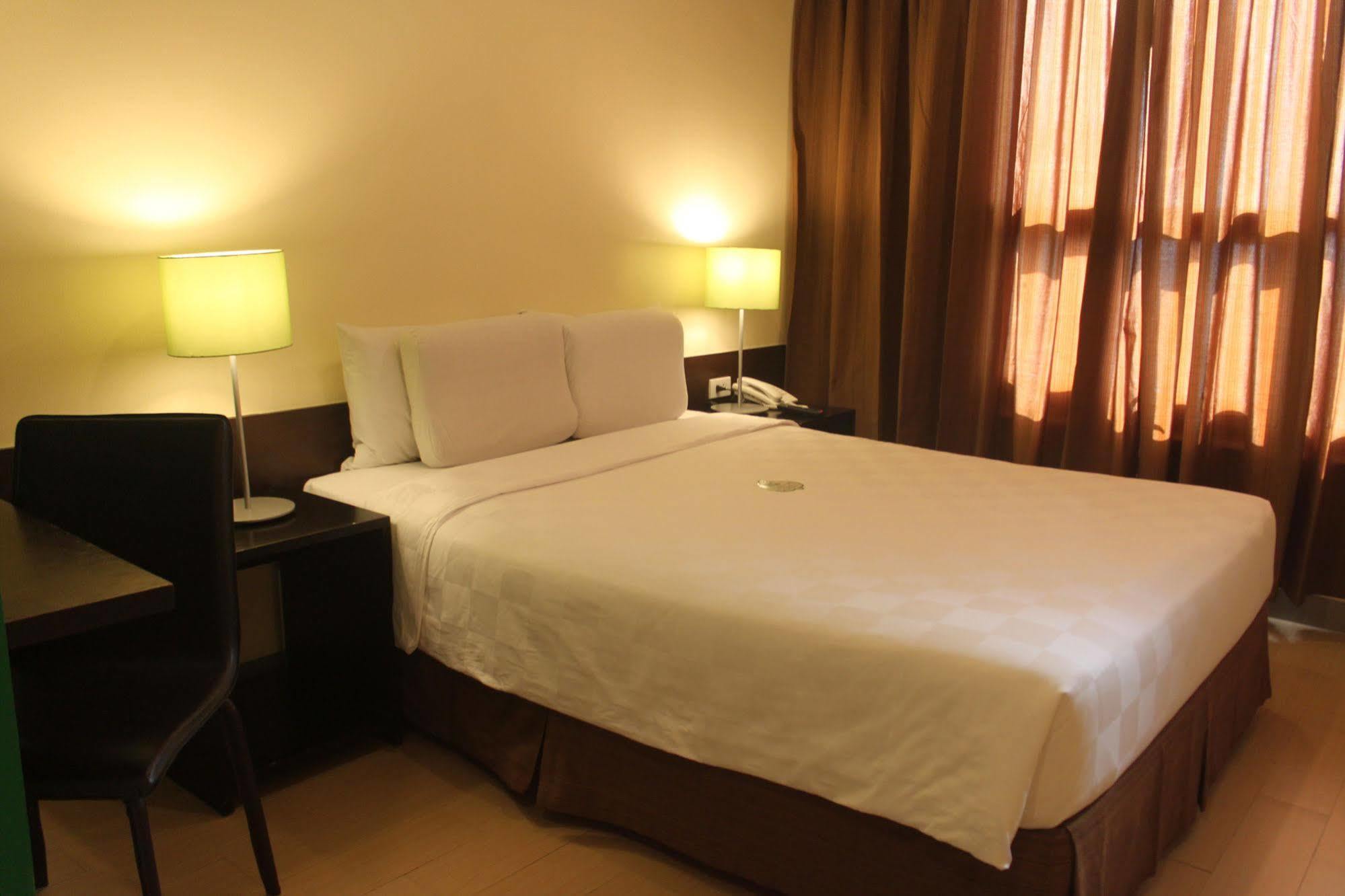 Go Hotels Plus Mandaluyong Exteriér fotografie